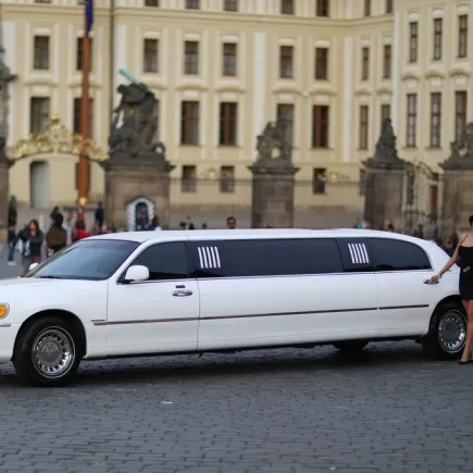 Promenade en limo Lincoln avec strip-teaseuse